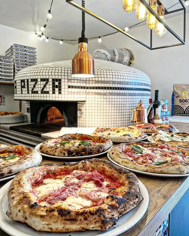 Le four à bois et les pizzas du service