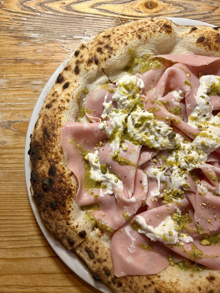 Pizza Mortadella avec pistache et burrata